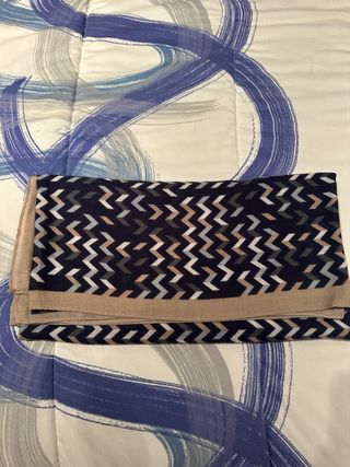 Fular estampado azul marino y camel