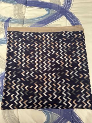 Fular estampado azul marino y camel