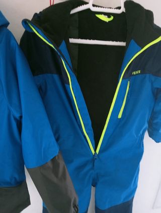 Mono de nieve y chaqueta infantil azul