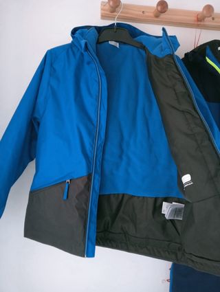 Mono de nieve y chaqueta infantil azul