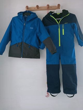 Mono de nieve y chaqueta infantil azul