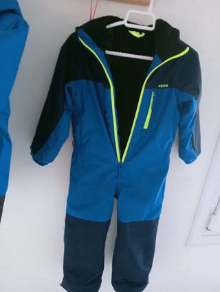 Mono de nieve y chaqueta infantil azul