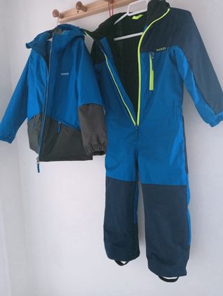 Mono de nieve y chaqueta infantil azul