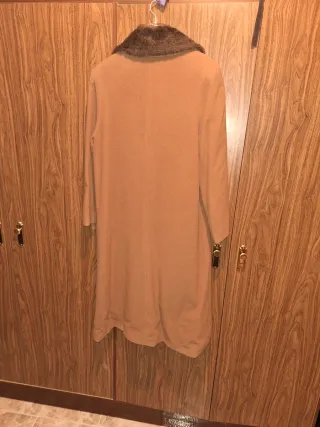 Chaquetón beige con cuello de pelo