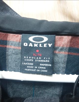 Chaqueta Oakley gris corte clásico