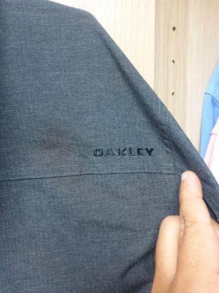 Chaqueta Oakley gris corte clásico