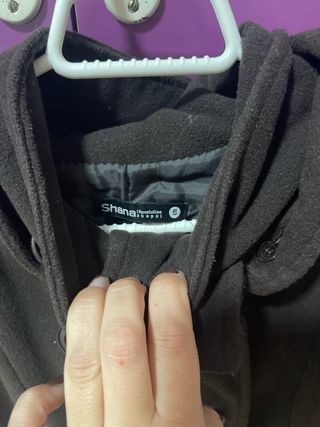 Abrigo marrón con capucha