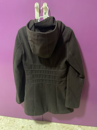 Abrigo marrón con capucha