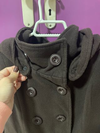 Abrigo marrón con capucha