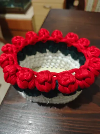 Cestino decorativo con rose rosse