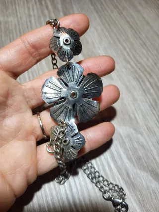Collar plateado estilo vintage floral