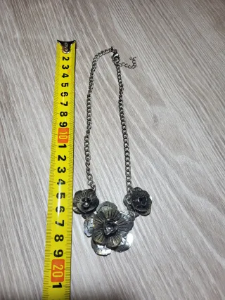 Collar plateado estilo vintage floral