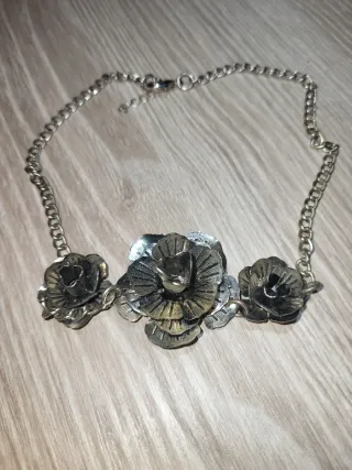 Collar plateado estilo vintage floral