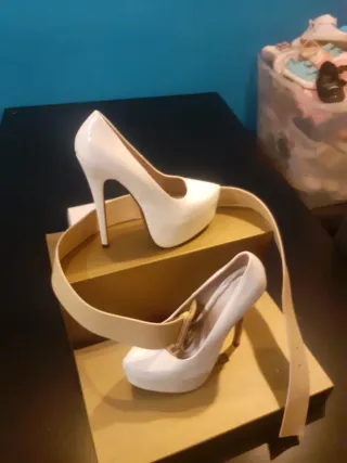 Zapatos de tacón blancos y negros
