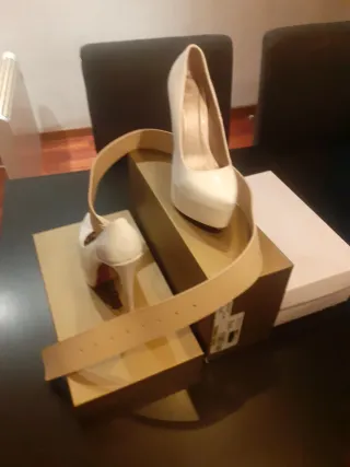 Zapatos de tacón blancos y negros