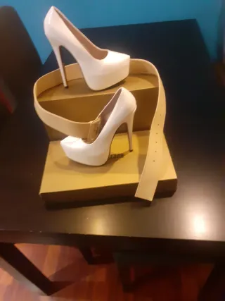 Zapatos de tacón blancos y negros