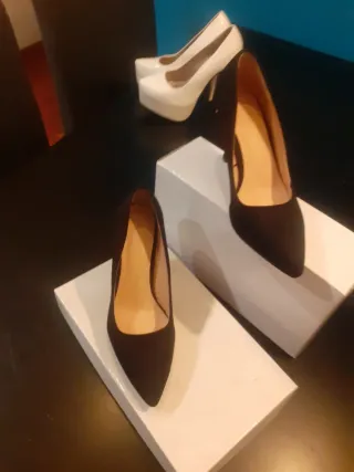Zapatos de tacón blancos y negros