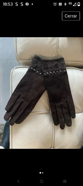 Guantes ante marrón con tachuelas