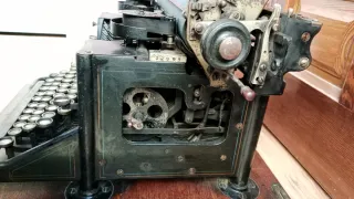 Máquina de Escribir Antigua URANIA Barcelona