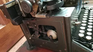 Máquina de Escribir Antigua URANIA Barcelona