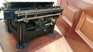 Máquina de Escribir Antigua URANIA Barcelona