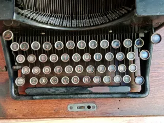 Máquina de Escribir Antigua URANIA Barcelona