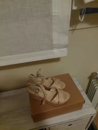 Sandalias charol plataforma beige y oro