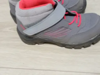 Botas de monte niña talla 32 Cris, y naranja más o