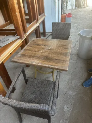 Mesa de restaurante con sillas