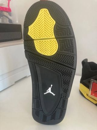 Jordan 4 Negro Amarillo
