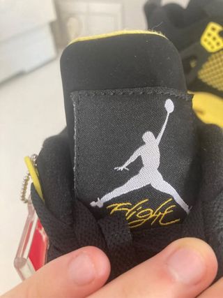 Jordan 4 Negro Amarillo