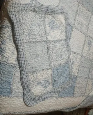 Edredón patchwork azul y blanco