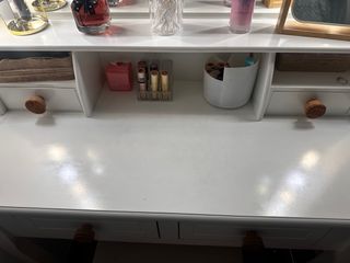 Tocador y banco de tela y ratán