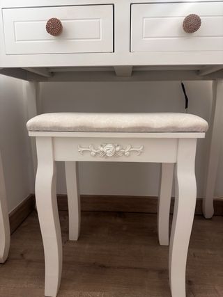Tocador y banco de tela y ratán