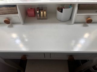 Tocador y banco de tela y ratán