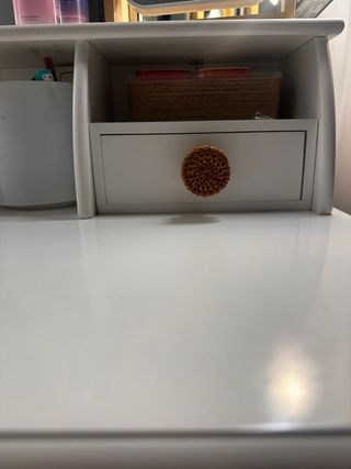 Tocador y banco de tela y ratán