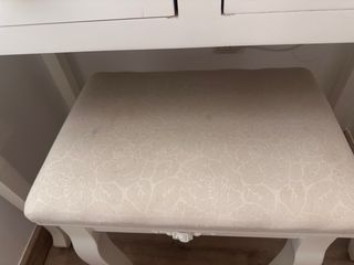 Tocador y banco de tela y ratán