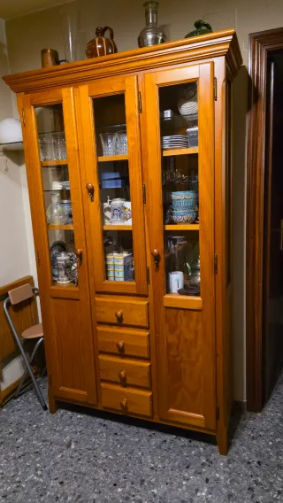 Vitrina de madera con cajones