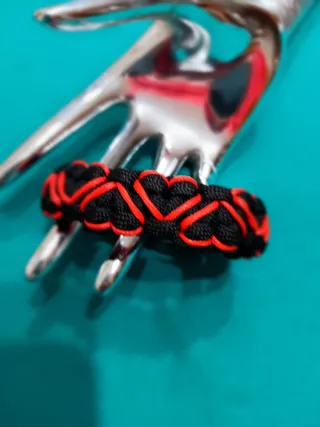 Pulsera Paracord Corazones Hecha a Mano