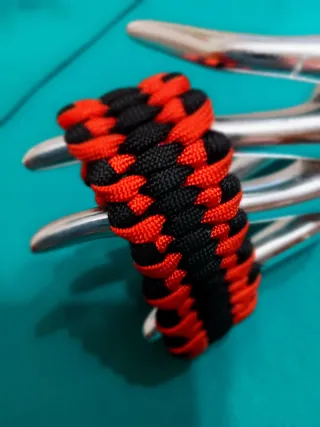 Pulsera Paracord Negra y Roja Hecha a Mano