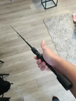 Caña de pescar negra