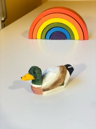 Pato de madera tallado a mano