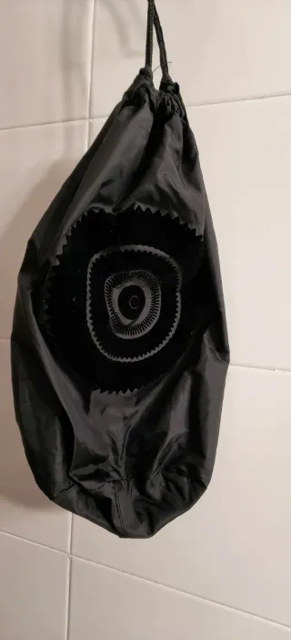 Chaqueta Desigual corta negra con bolsa de viaje