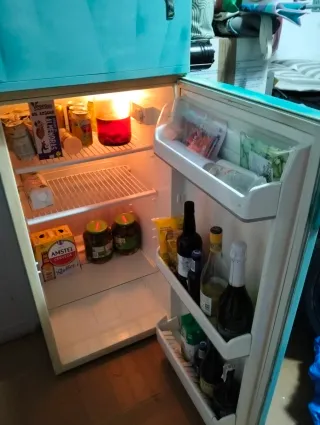 Nevera de dos puertas con congelador