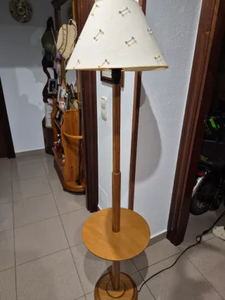 Lámpara de pie de madera con pantalla