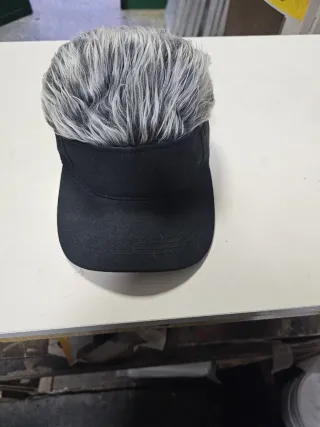 Gorra con pelo gris y negra