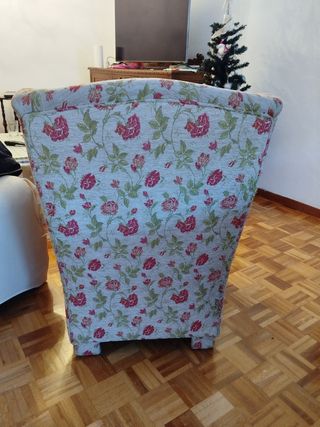 Dos sillones florales beige y rojo