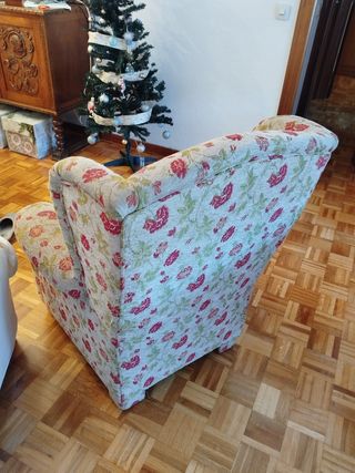 Dos sillones florales beige y rojo