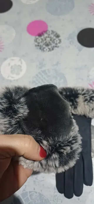 Guantes grises con pelo