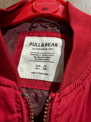 Chaqueta bomber Pull&Bear roja